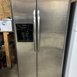 REFRIGERATOR 