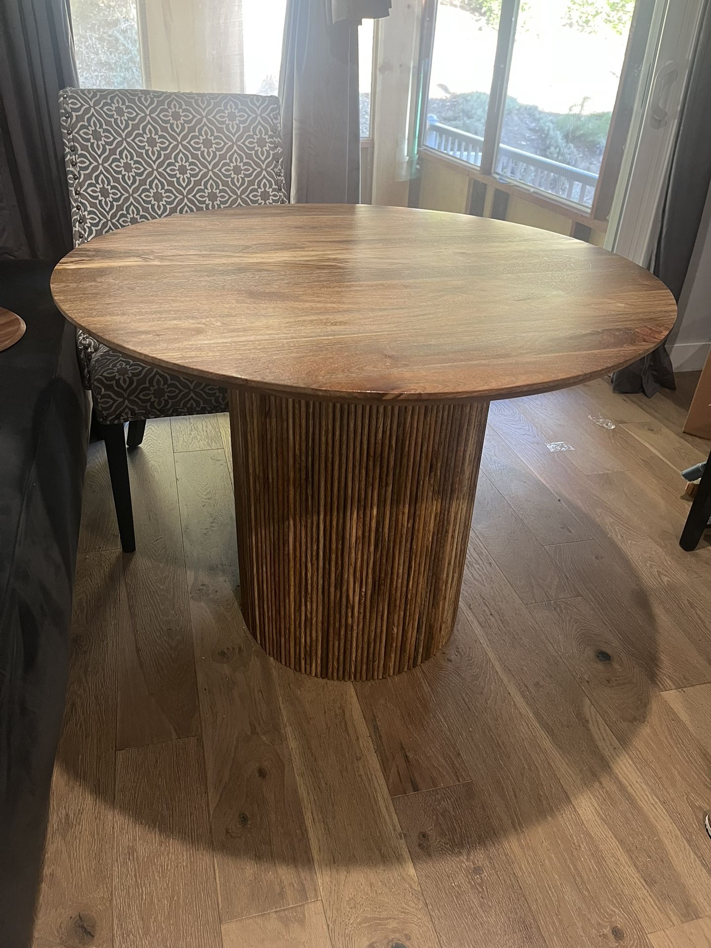 Dining Table Round Excellent Condition