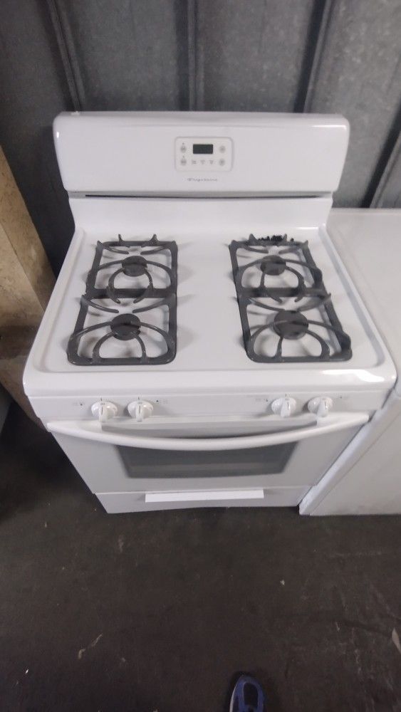 Gas Stove Brand Frigidaire 4 Burners Works Fine