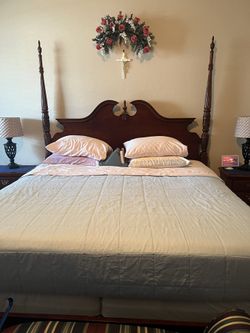 King Size Cheery Wood Bed With Mattress Included. Exelent Condition. American Drew Brand