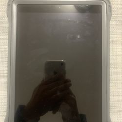 Apple iPad 7th Generation 10.2” 32GB Unlocked Like New With Great Case And Keyboard!