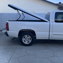 Tonneau Cover - Chevy Silverado GMC- CLEAN