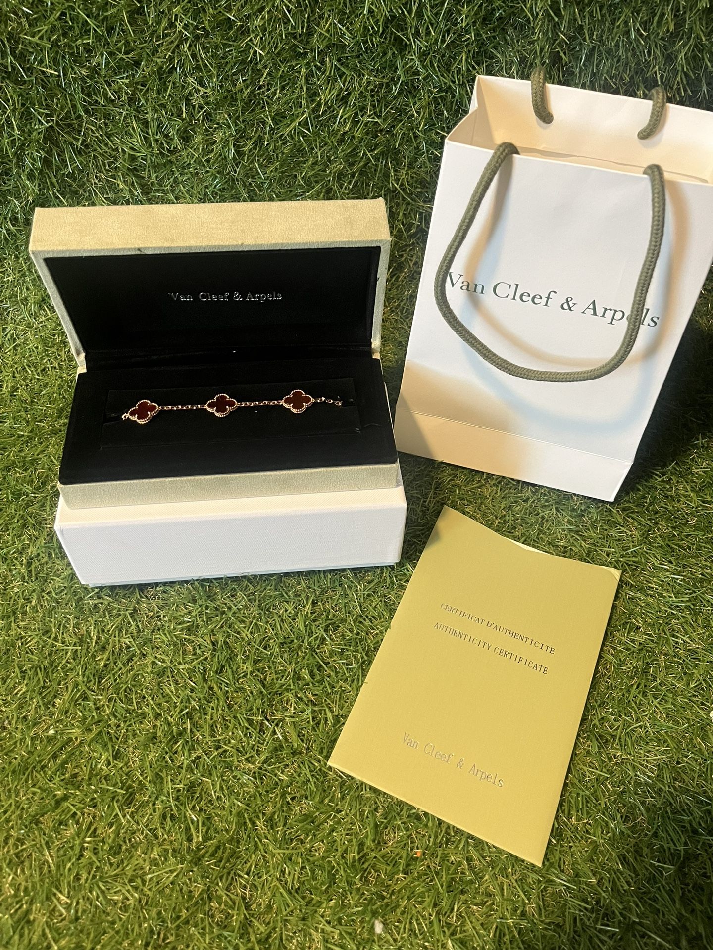 *BRAND NEW* VAN CLEEF & ARPELS CLOVER BRACELET “RED/GOLD”