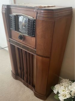 Antique Upright Zenith Black Dial Radio