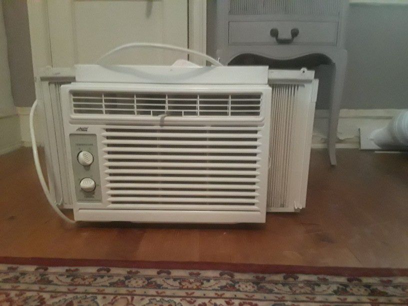 Artic King Window Air Conditioner - White 