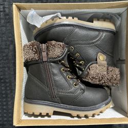 NEW - Apakowa Toddler Boy’s Winter Boots - Size 7
