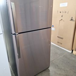 GE 33inch Top Freezer Refrigerator 