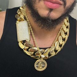 2 necklace 1 pendant 