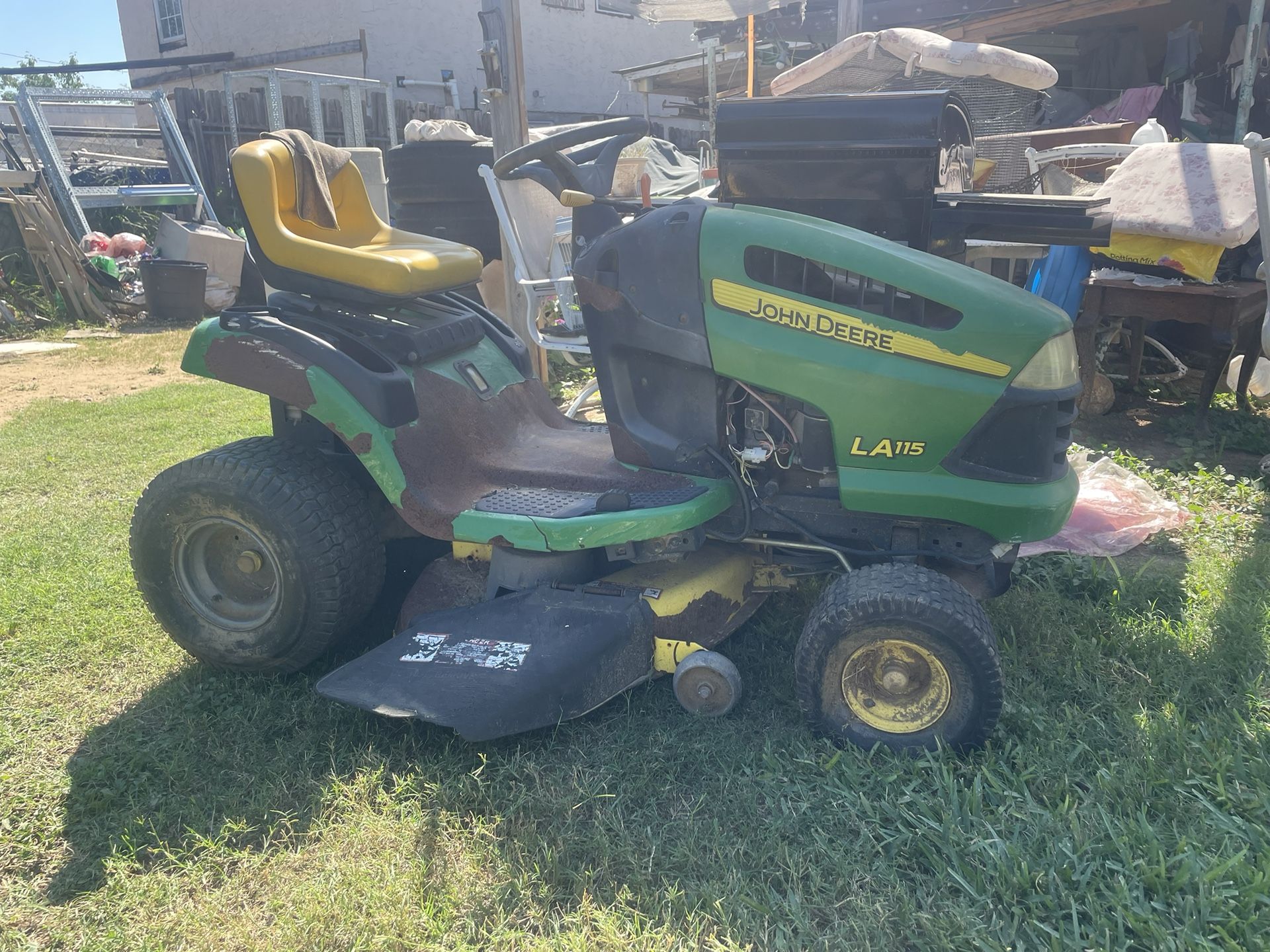 John Deere LA115 Tractor 42inch Deck 19.5hp STARTS BUT NEEDS BATTERY