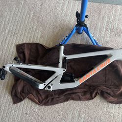 Santa Cruz Nomad V6 mountain bike frame and shock