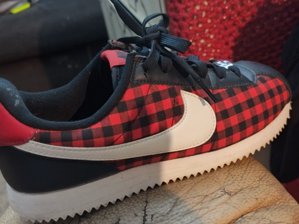 NIKE'S