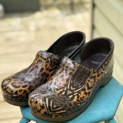 Dansko Patent Leather Animal‎ Print Leopard Clogs Womens US 10.5 - 10 EU 42