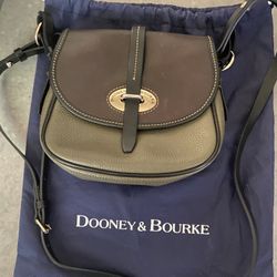  Dooney & Bourke. Original Leather Bag.