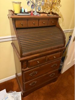 Solid wood roll top desk / Sold As is/ check pics