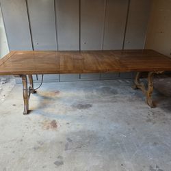 Extendable dining table