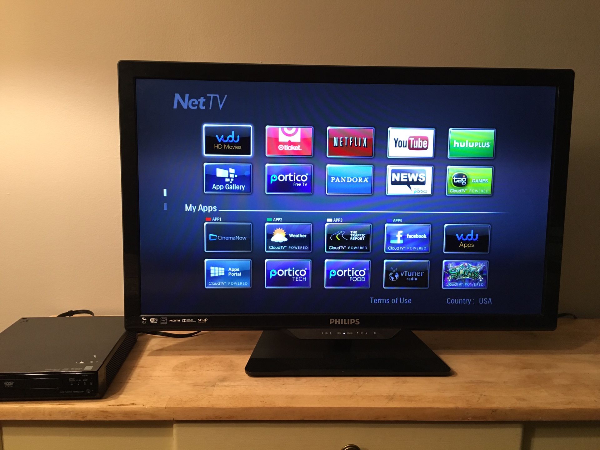 Philips 32” Smart TV and DVD player