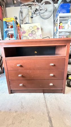 Three-drawer chest of drawers