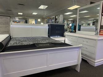 Beautiful White 5pc Bedroom Furniture Set $599
