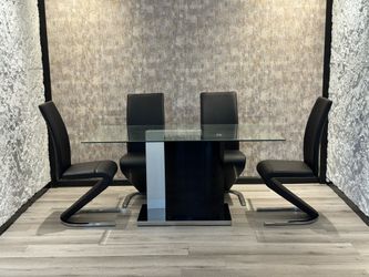 Like New Glass Dining Table with 4 Chairs