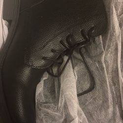  Black Boots 