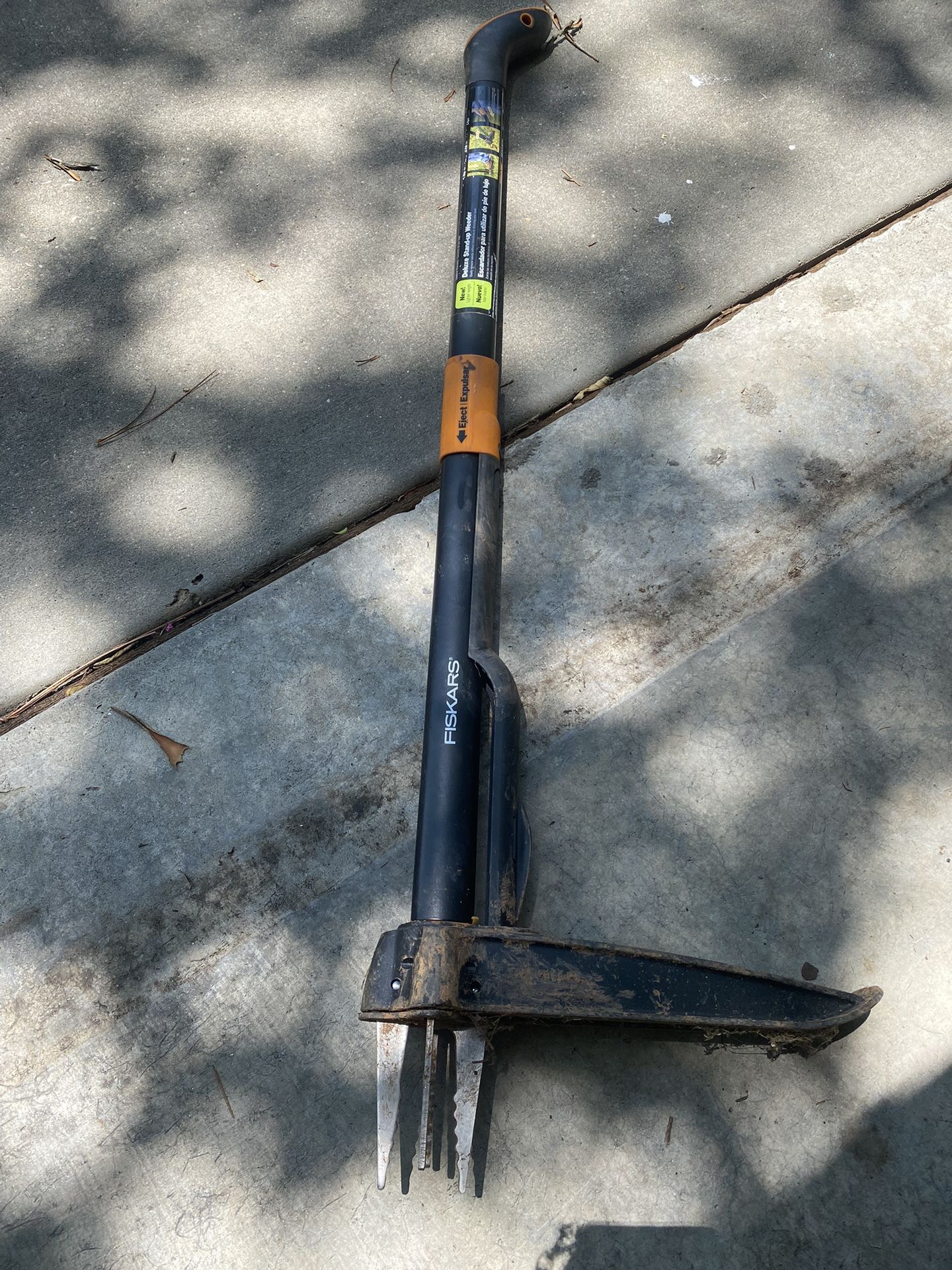 Fiskars 3-Claw Stand Up Weeder - Gardening Hand Weeding Tool with 39" Long Ergonomic Handle - Easy-Eject Mechanism - Black/Orange