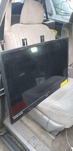 Sanyo 32 pulgadas con base para colgar como nueva