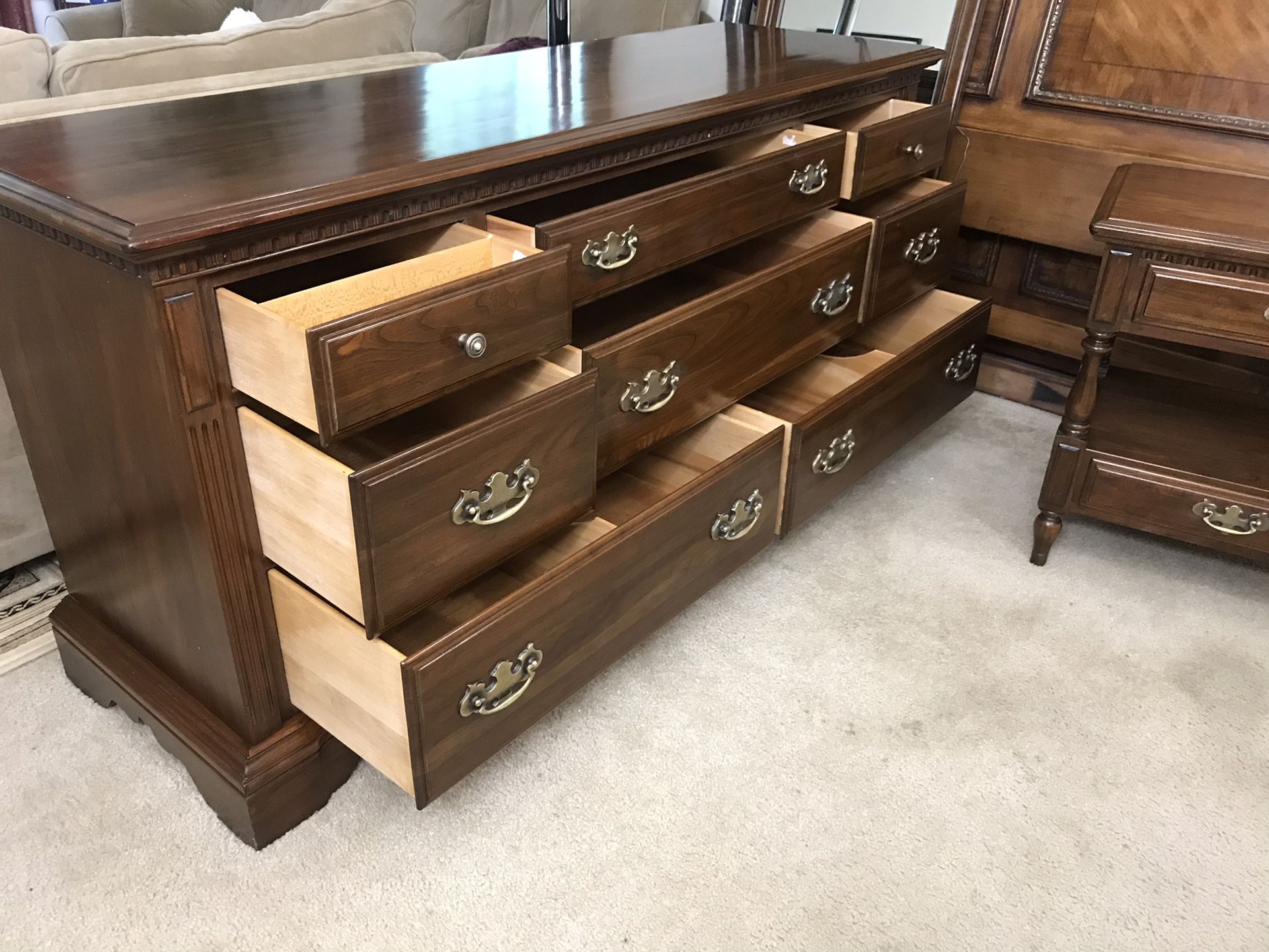 8-drawers long dresser with mirror