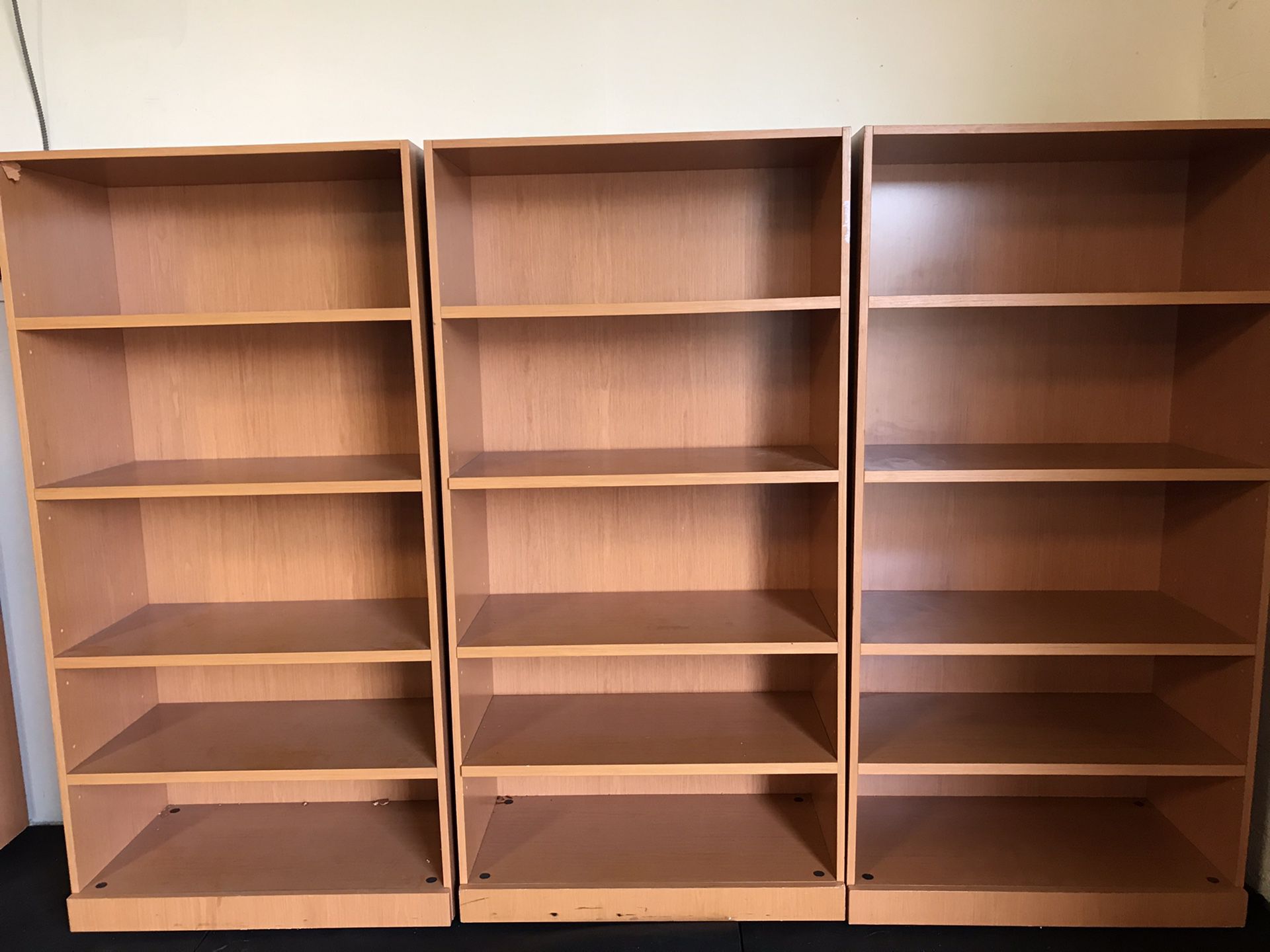 6ft x 3ft x 18in like new adjustable bookshelves