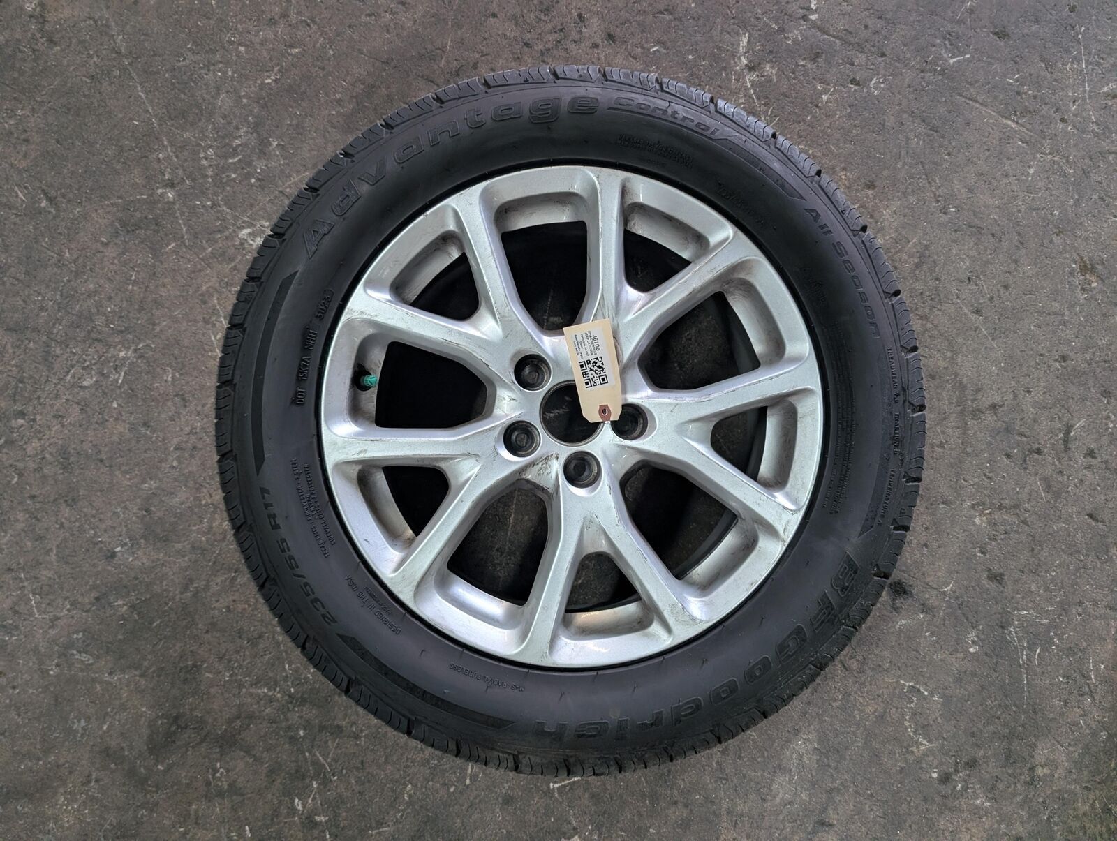 Wheel Rim 17 w Tire 22560 R17 2017 Jeep Cherokee 1UT90GSAAA 2014 2015 -2018 X (J6706)