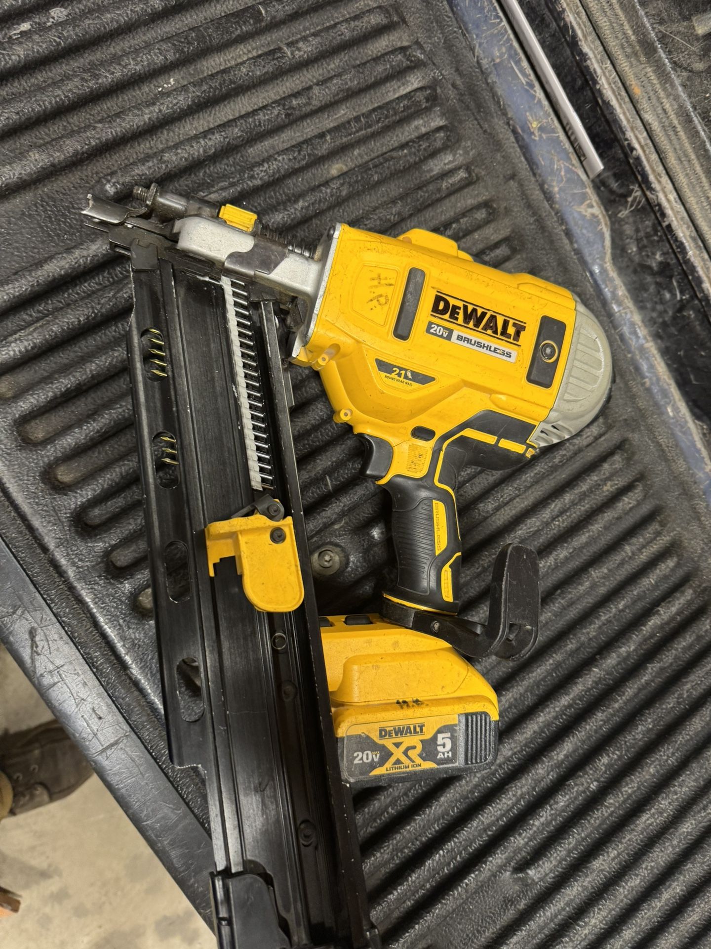 Dewalt tool belt pouch and framing nailer 21 degree