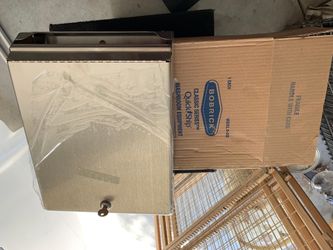 Paper towel dispenser