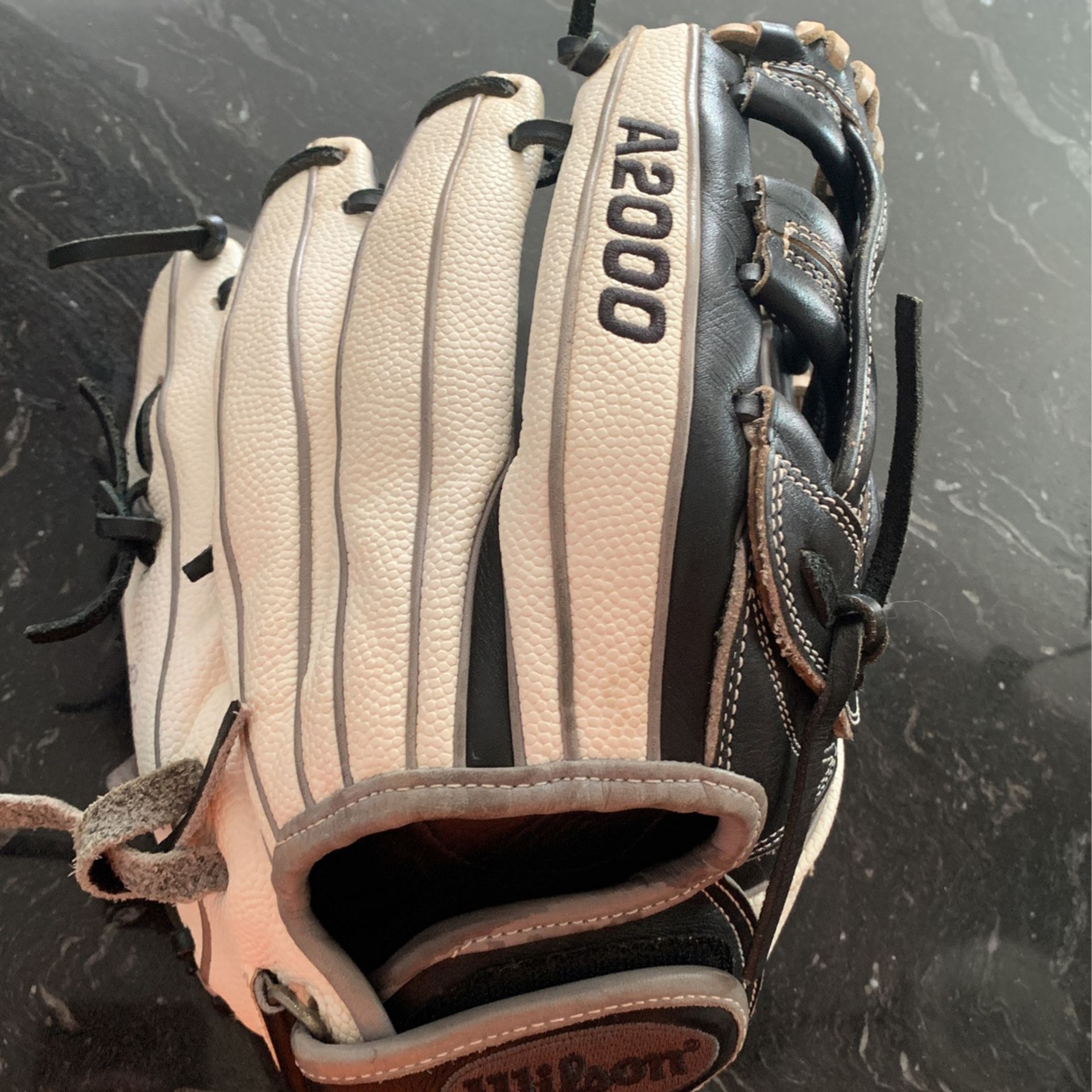Woman’s Wilson A2000 Fast Pitch Glove