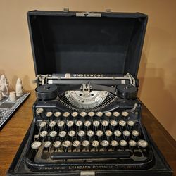 VINTAGE UNDERWOOD MANUAL TYPEWRITER