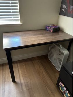 Desk/ table