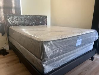 NEW MATTRESS QUEEN SIZE PLUSH WITH BOX SPRING