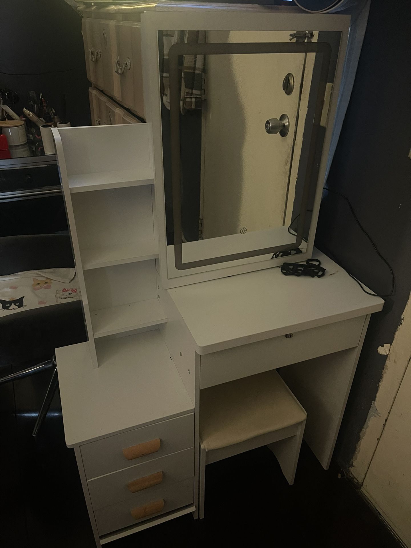 Small Makeup Vanity