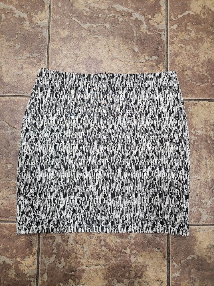Like New Black and White Abstract Pencil Skirt Size Small
