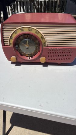 Radio STEWART WARNER ( BRAND) COLOR PINK AROUND 1950’s