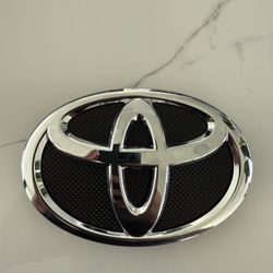 Toyota front grille emblem