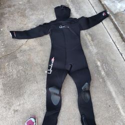 7mm Henderson Semi Dry Wetsuit. Unisex, Size Small