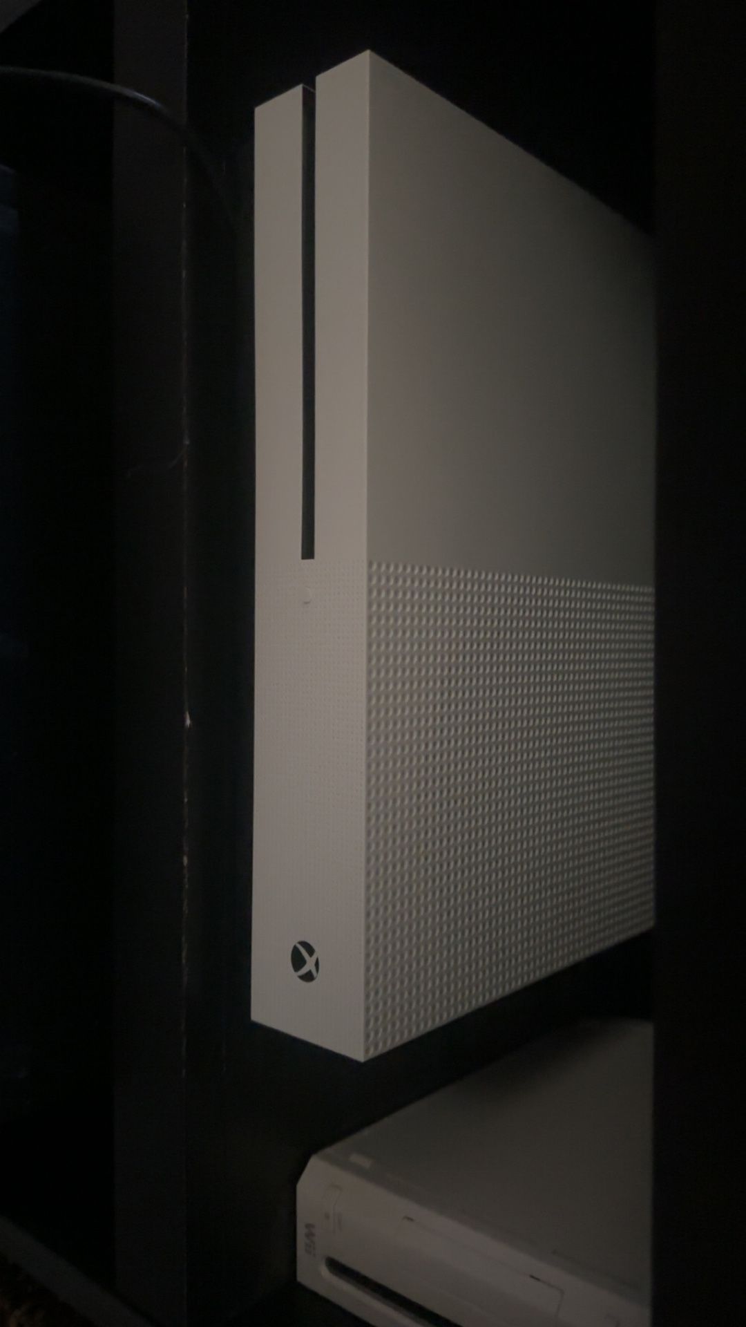 Xbox One S With 2 Controllers And Oculus Quest 2