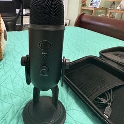 Logitech Blue Yeti USB microphone blackout W Case