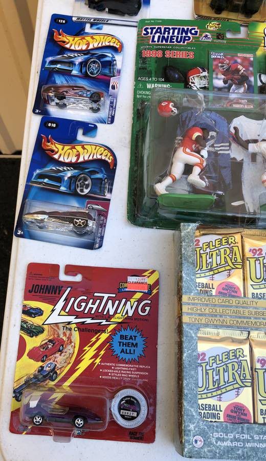COLLECTIBLES/TOY LOT - FLEER ULTRA SEALED TRADING CARDS, STARTING LINEUP, MORE - THESE ARE VINTAGE TOYS