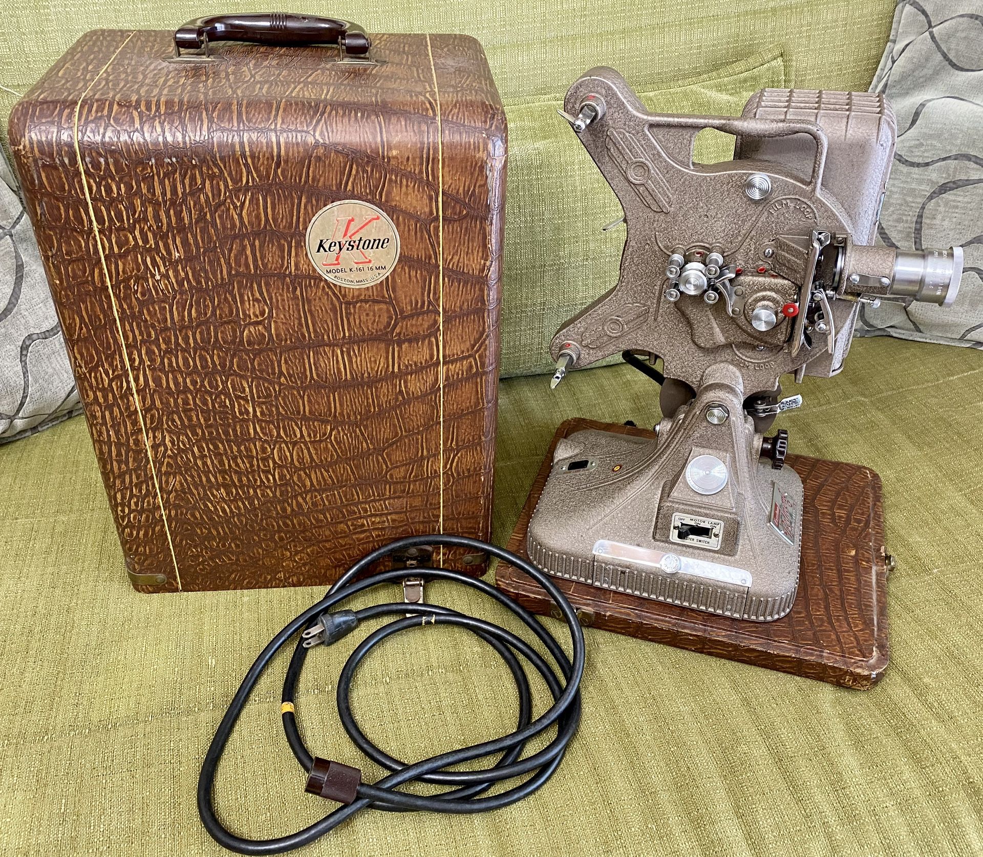 VINTAGE MUSEUM QUALITY 1930’S KEYSTONE BELMONT K-161 16MM PROJECTOR ALLIGATOR CASE & SUPPLE CORD