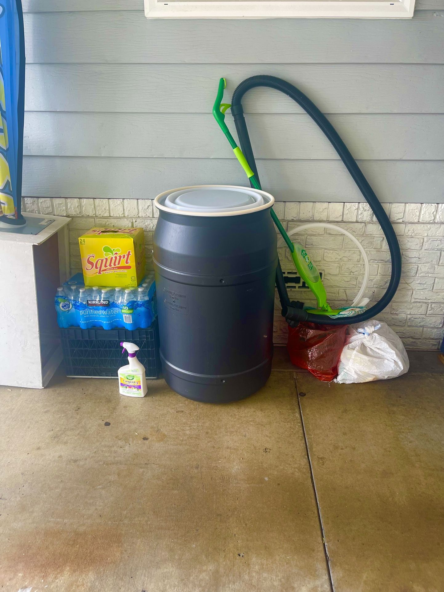 55-gallon storage barrel (Barril De Almacenamiento De Agua)