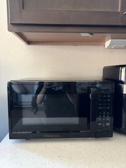 Insignia Black Countertop Microwave