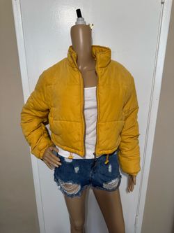Pretty Little Thing Women’s Cropped Puffer Jacket Size 4