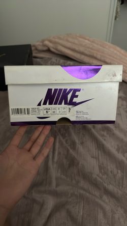 WOMANS AIR JORDAN 1 HIGH OG WHITE/COURT PURPLE