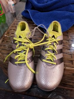 Soccer shoes