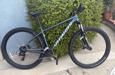 2022 Specialized RockHopper size L in like new condition